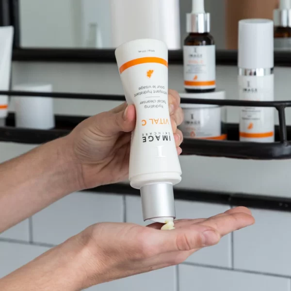 VITAL C hydrating facial cleanser - Image 4